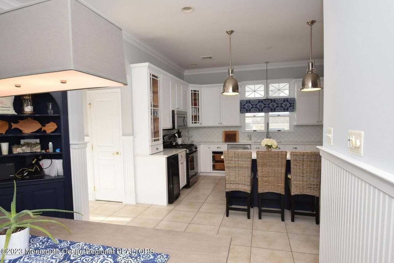 563 Whiting Ave - Photo 5 of 29