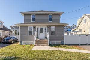 featured image of 7 Elmwood Ave