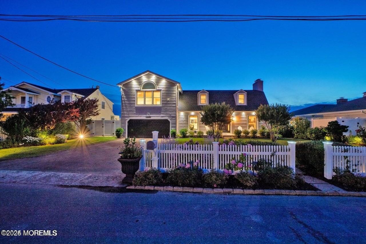 340 Bay Ln - Photo 3 of 50