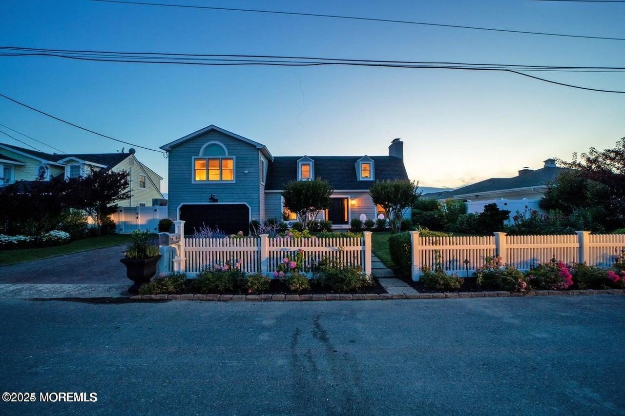 340 Bay Ln - Photo 5 of 50