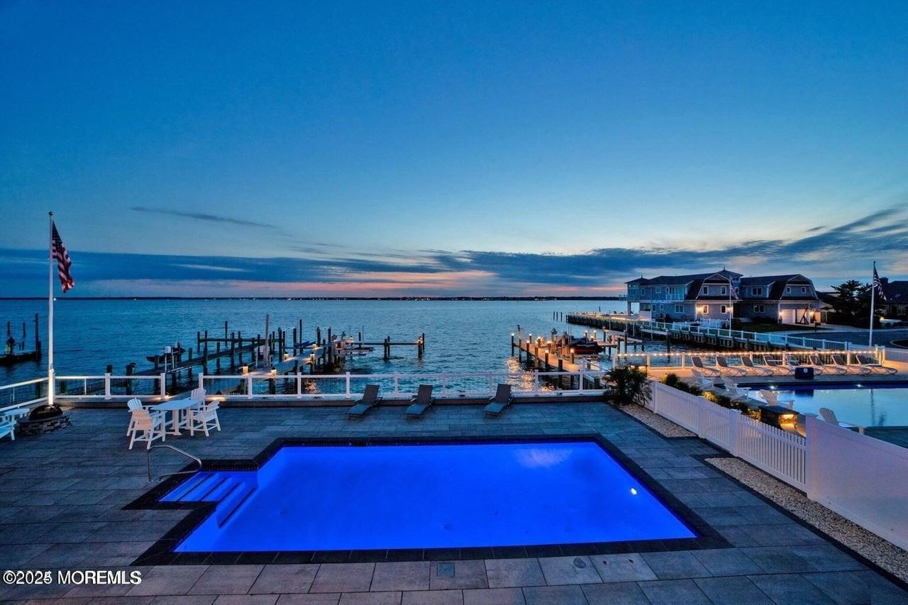 340 Bay Ln - Photo 7 of 50