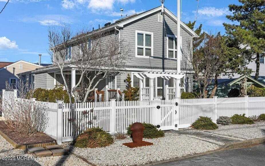 106 Surf Dr - Photo 2 of 34