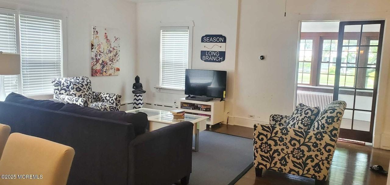 393 Bath Ave - Photo 5 of 22