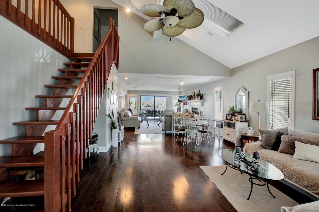 374 Aldo Dr - Photo 3 of 33