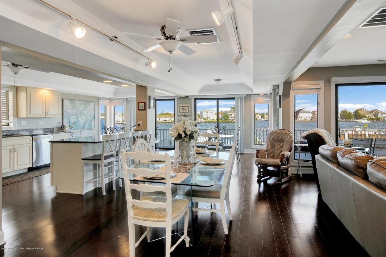 374 Aldo Dr - Photo 4 of 33