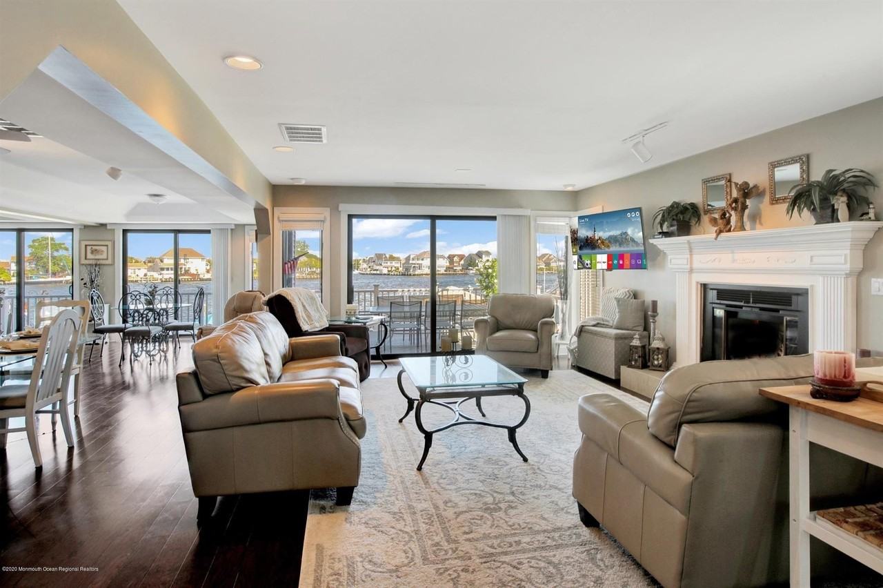 374 Aldo Dr - Photo 5 of 33