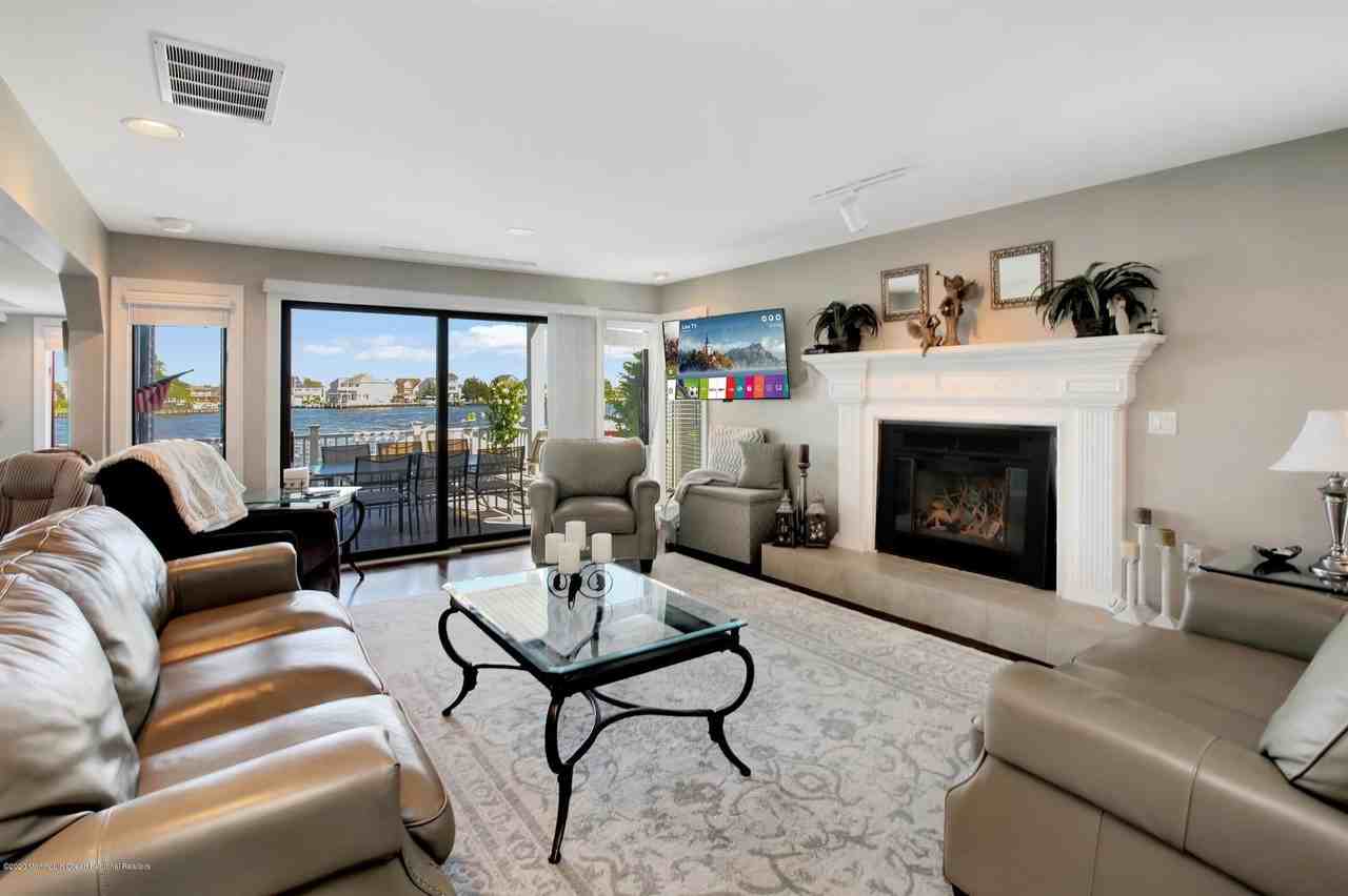 374 Aldo Dr - Photo 6 of 33