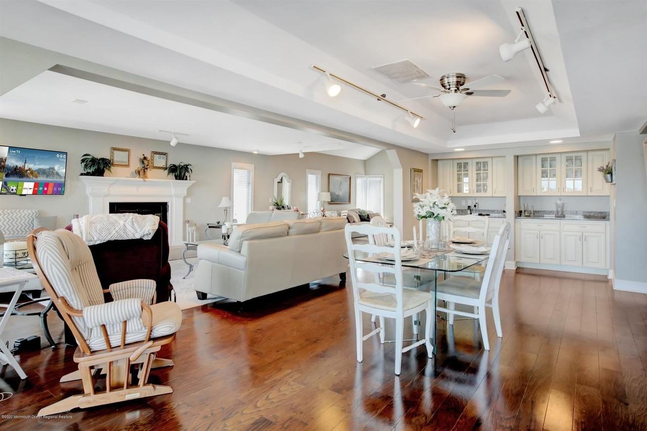 374 Aldo Dr - Photo 7 of 33