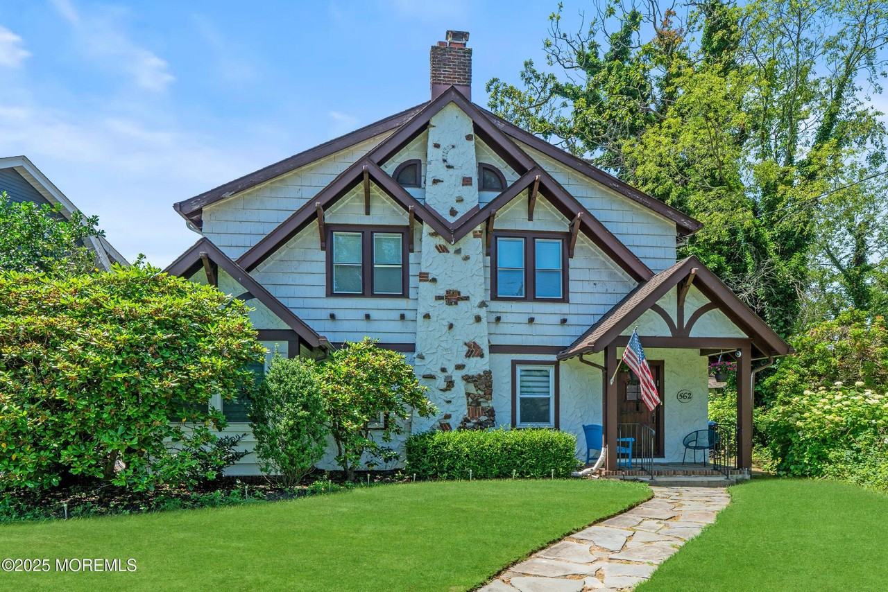 562 N Edgemere Dr - Photo 2 of 36