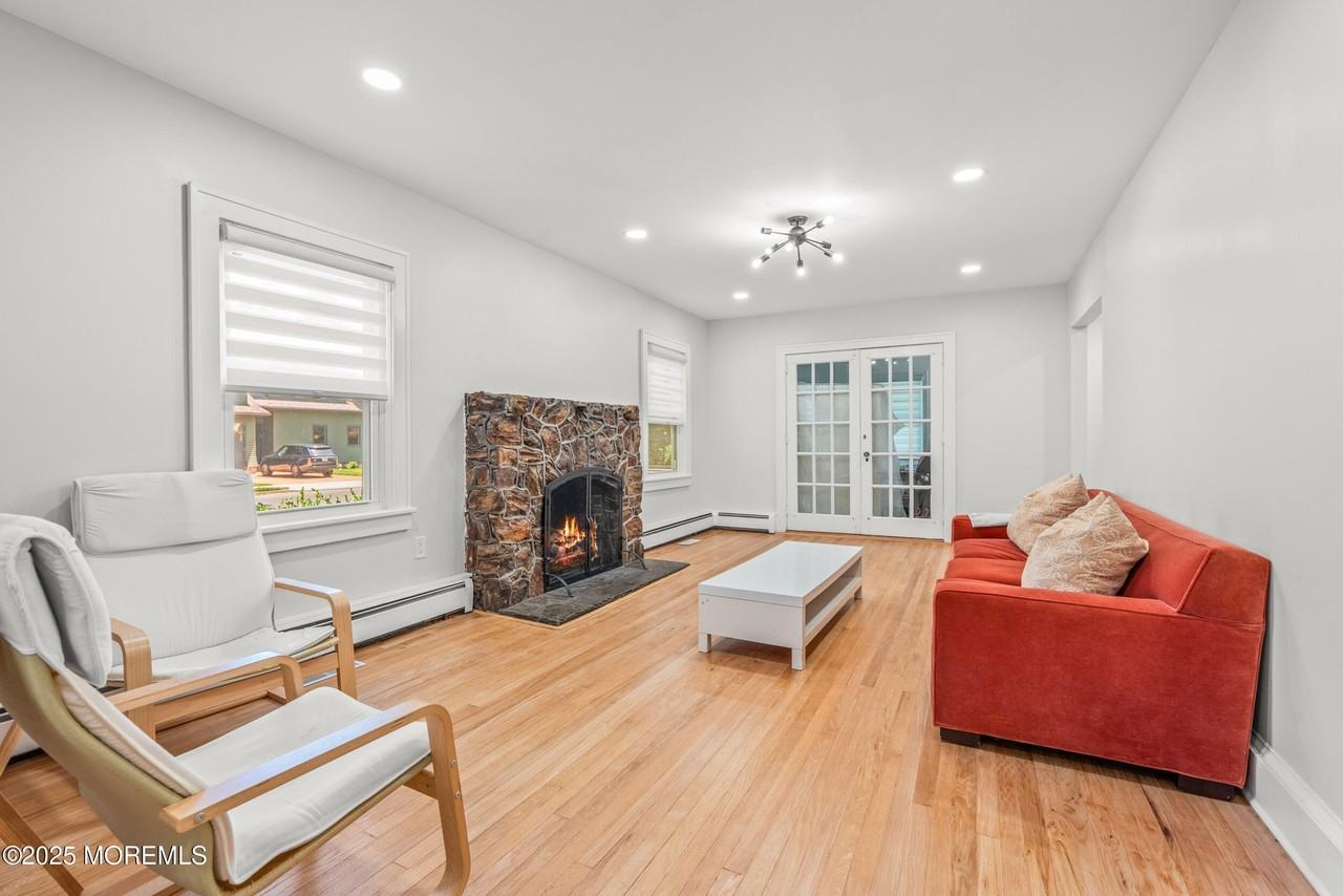 562 N Edgemere Dr - Photo 4 of 36