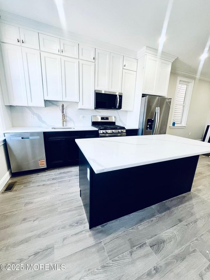 3136 Summit Ave - Photo 4 of 13