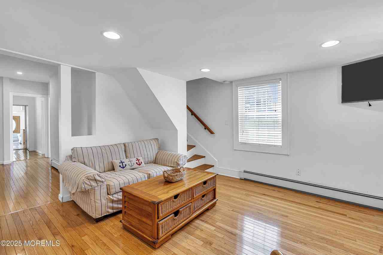 226 Sylvania Ave - Photo 4 of 19