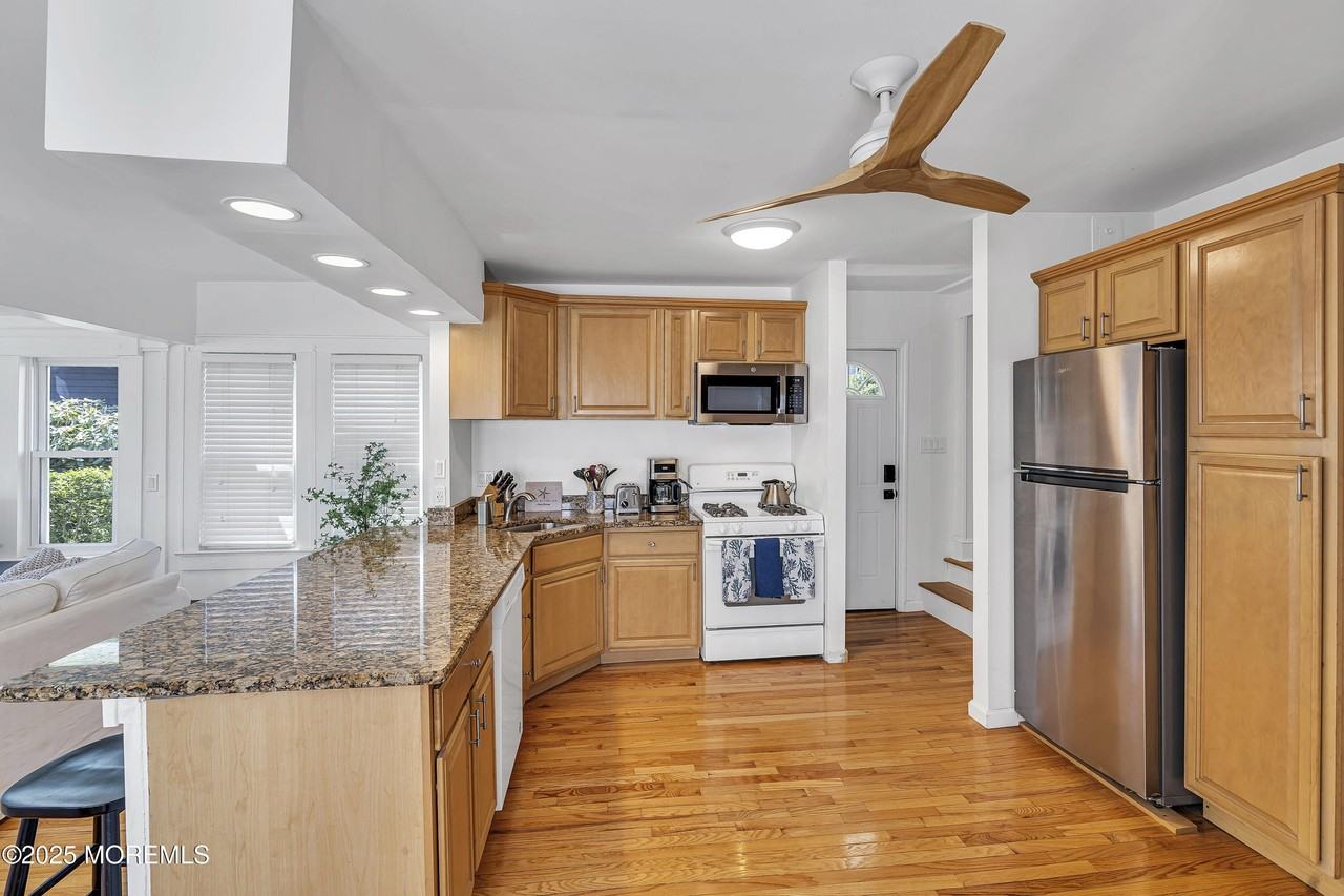 226 Sylvania Ave - Photo 6 of 19