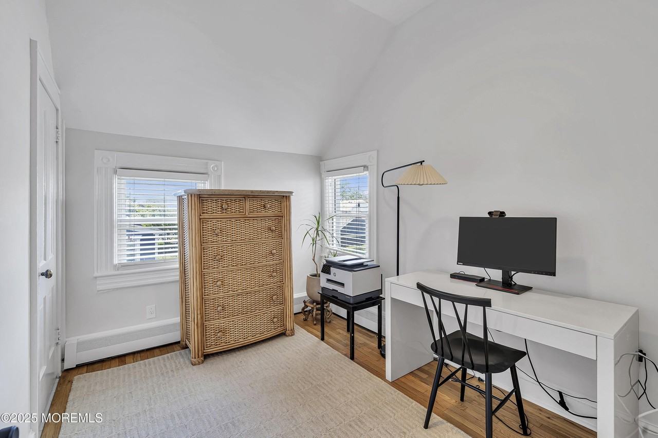 226 Sylvania Ave - Photo 7 of 19