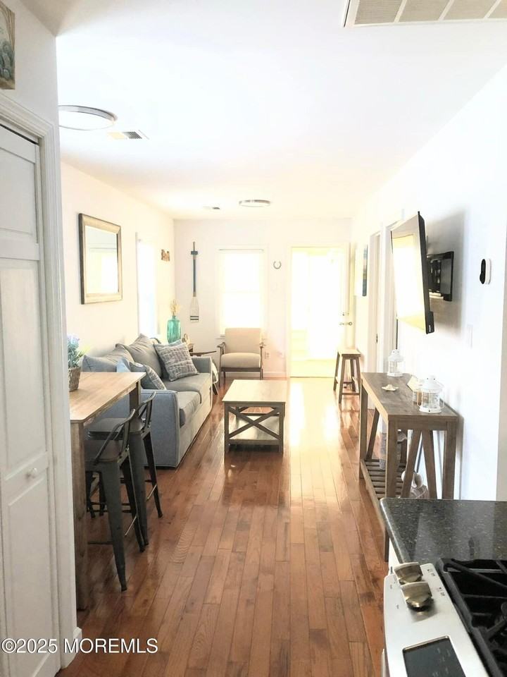 222 Franklin Ave - Photo 3 of 14