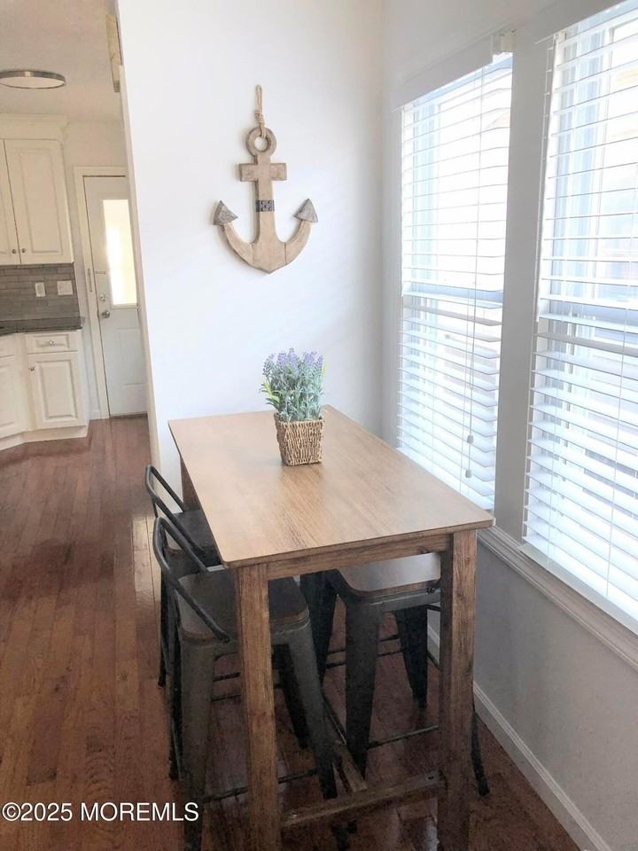 222 Franklin Ave - Photo 4 of 14