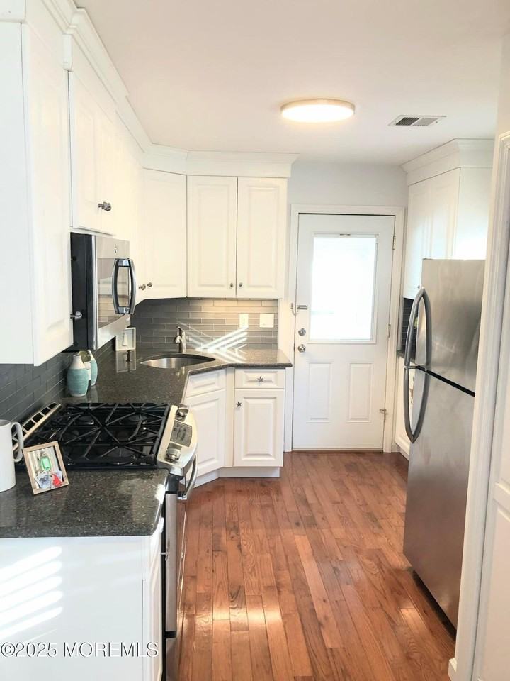 222 Franklin Ave - Photo 5 of 14