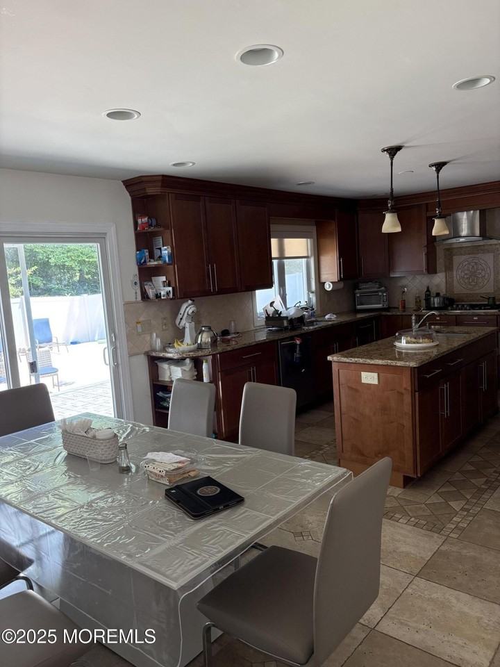 7 Harvard Ct - Photo 3 of 26