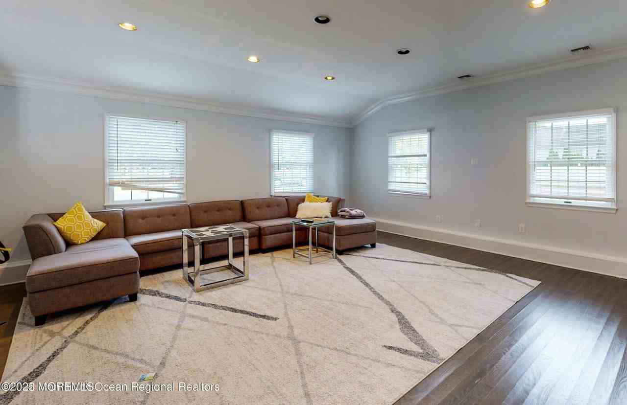 9 Harbor Ct - Photo 5 of 29