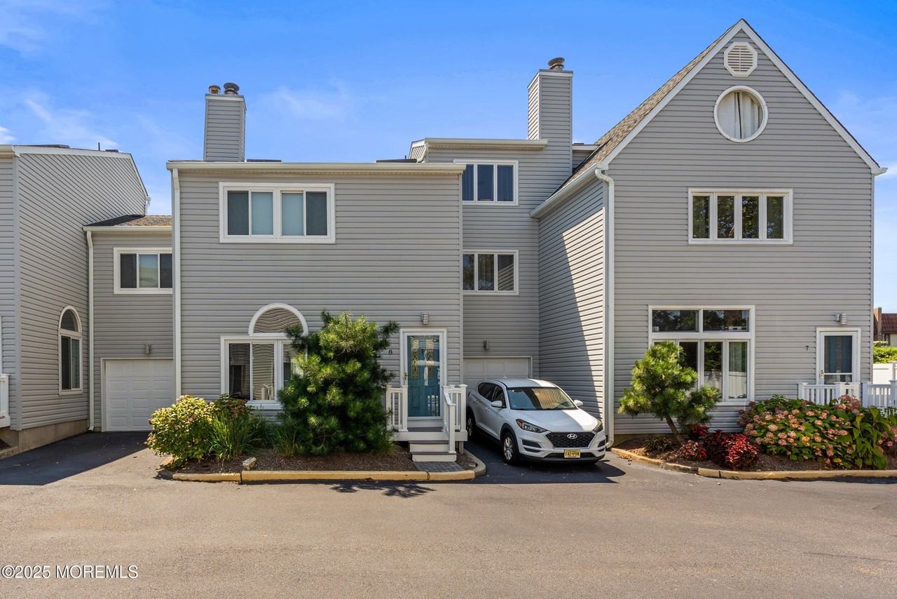 450 Ocean Blvd Apt 8 #8 - Photo 2 of 33