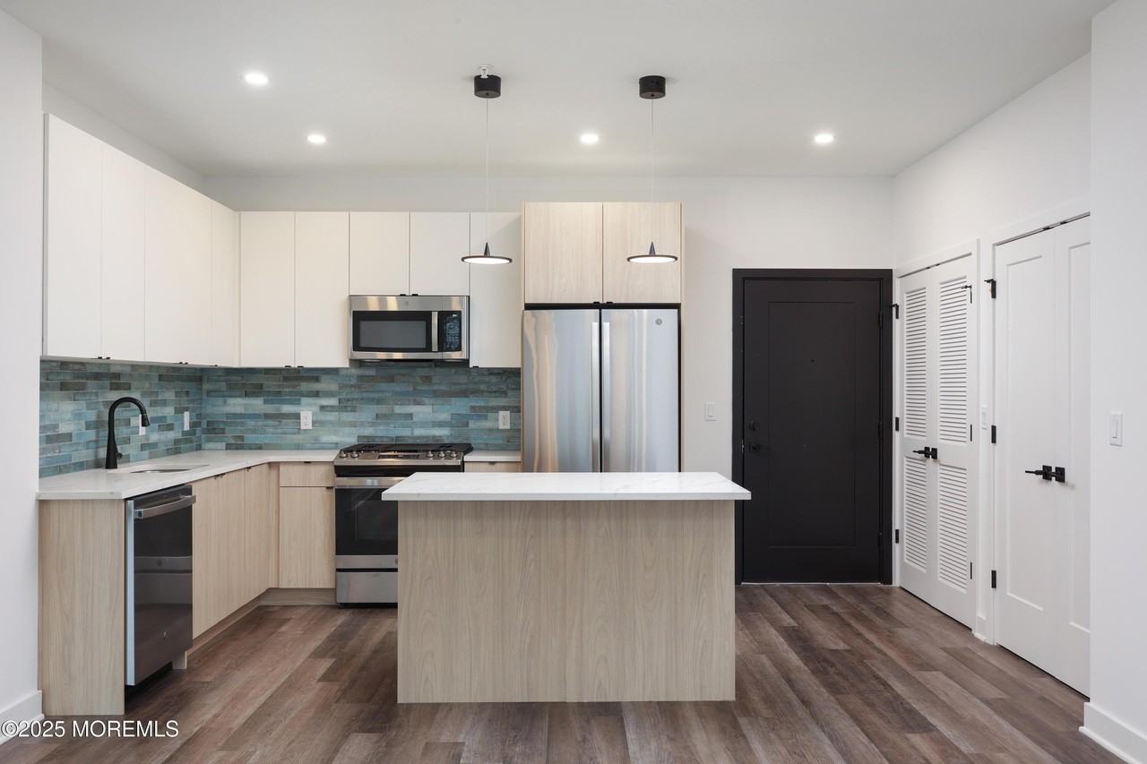 6 W End Ct Unit 306 #306 - Photo 2 of 9