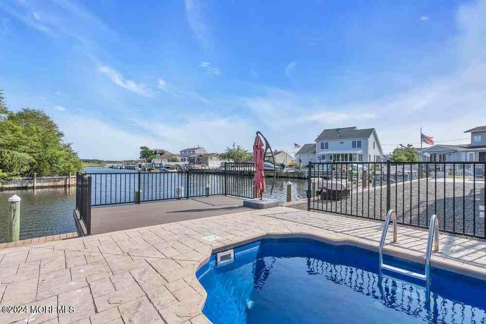 938 Montauk Dr - Photo 2 of 50