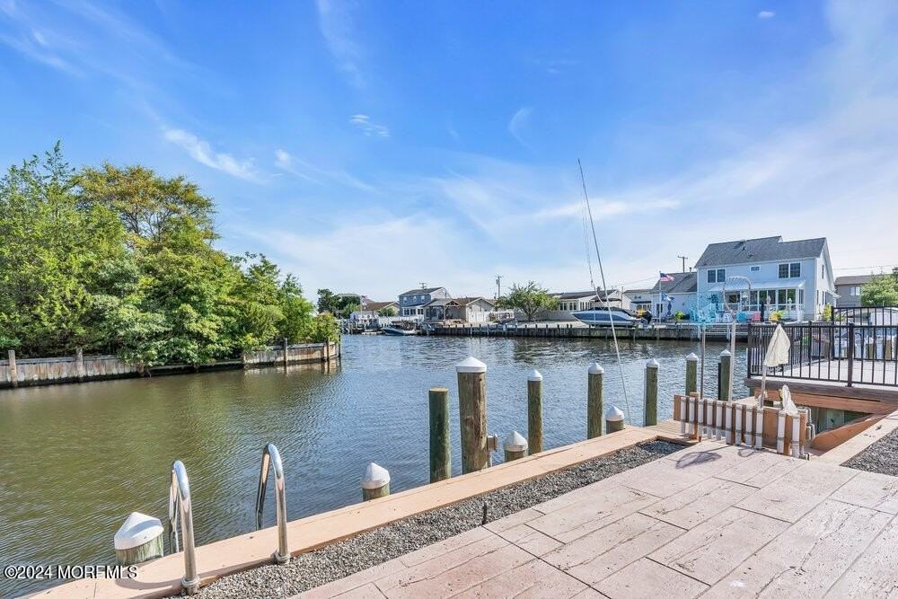 938 Montauk Dr - Photo 3 of 50