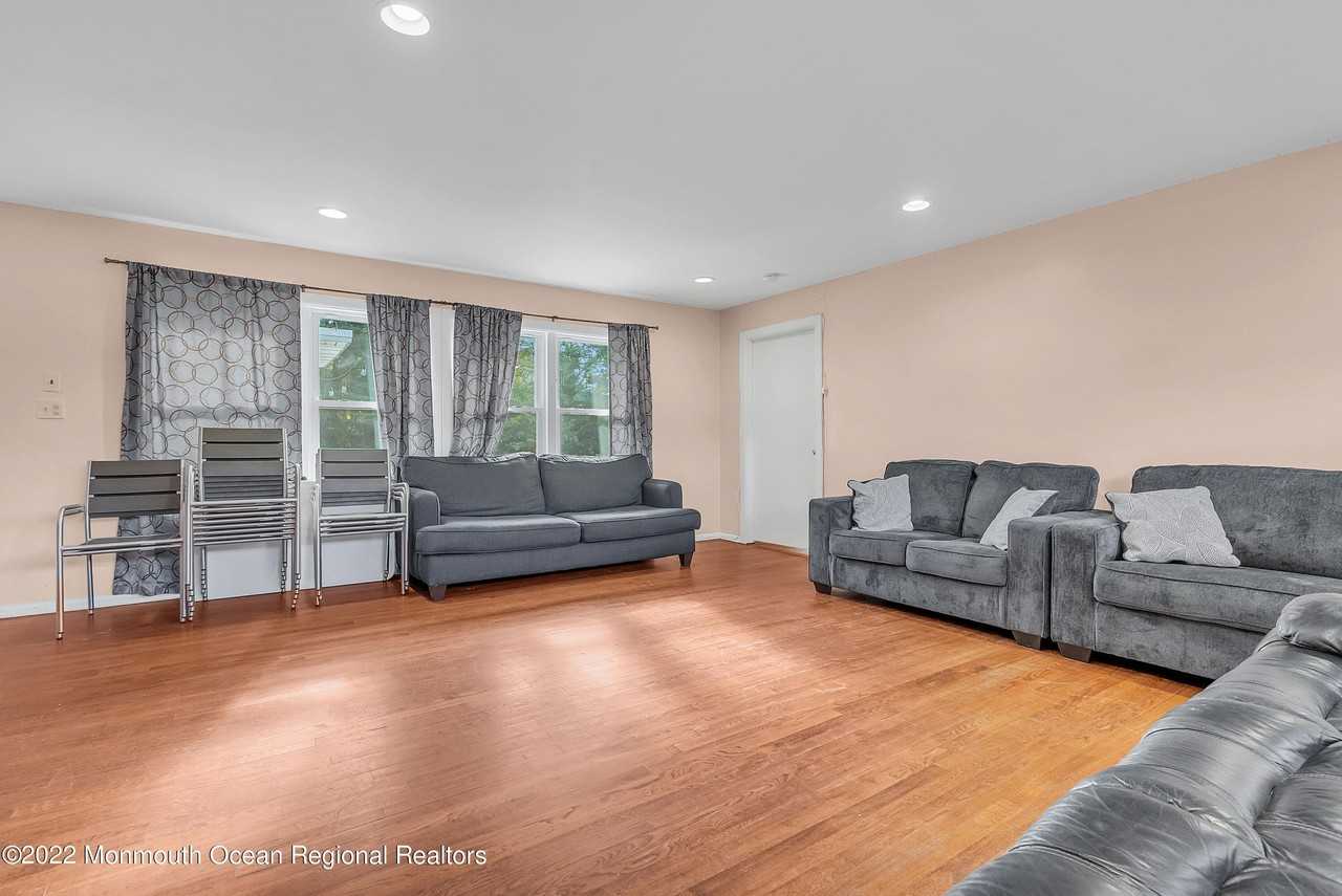 872 Red Oaks Dr - Photo 2 of 21