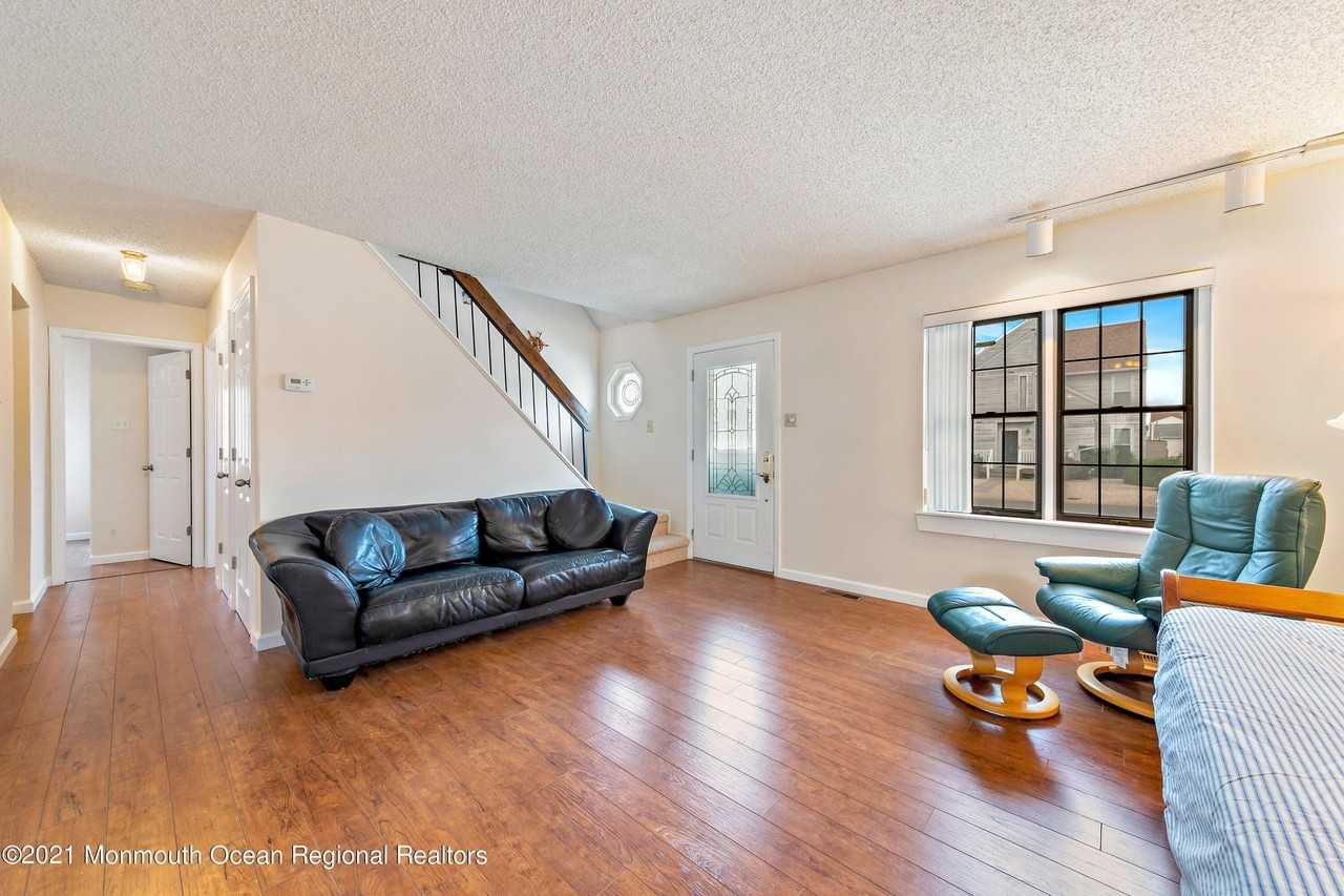 31 Peggy Ln - Photo 3 of 41