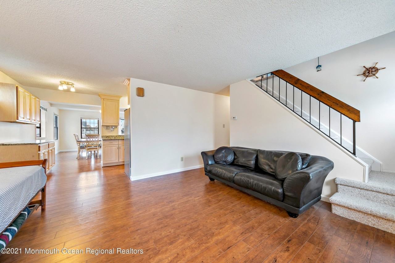 31 Peggy Ln - Photo 4 of 41