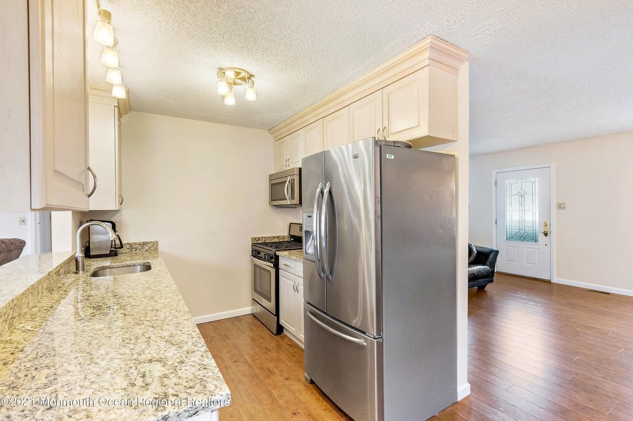 31 Peggy Ln - Photo 6 of 41