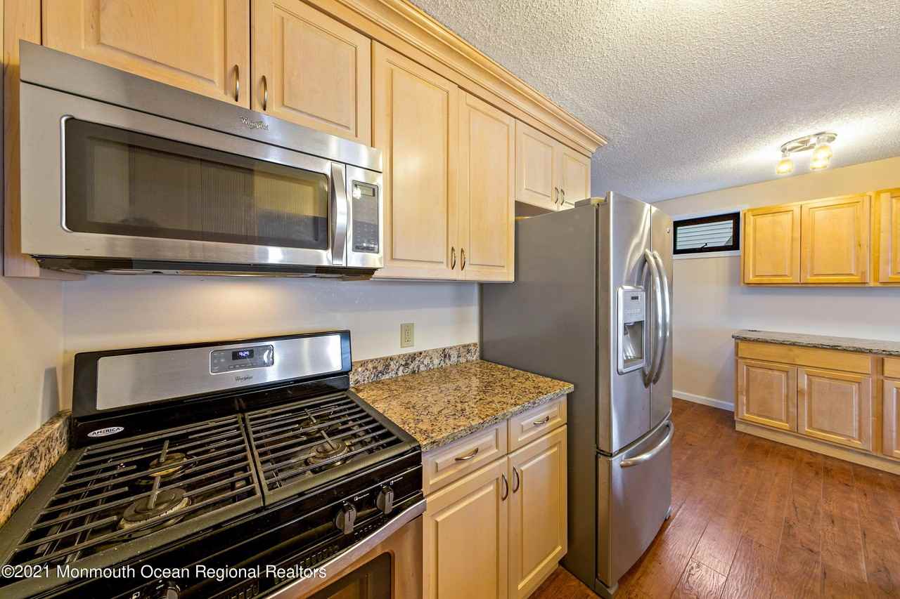 31 Peggy Ln - Photo 7 of 41