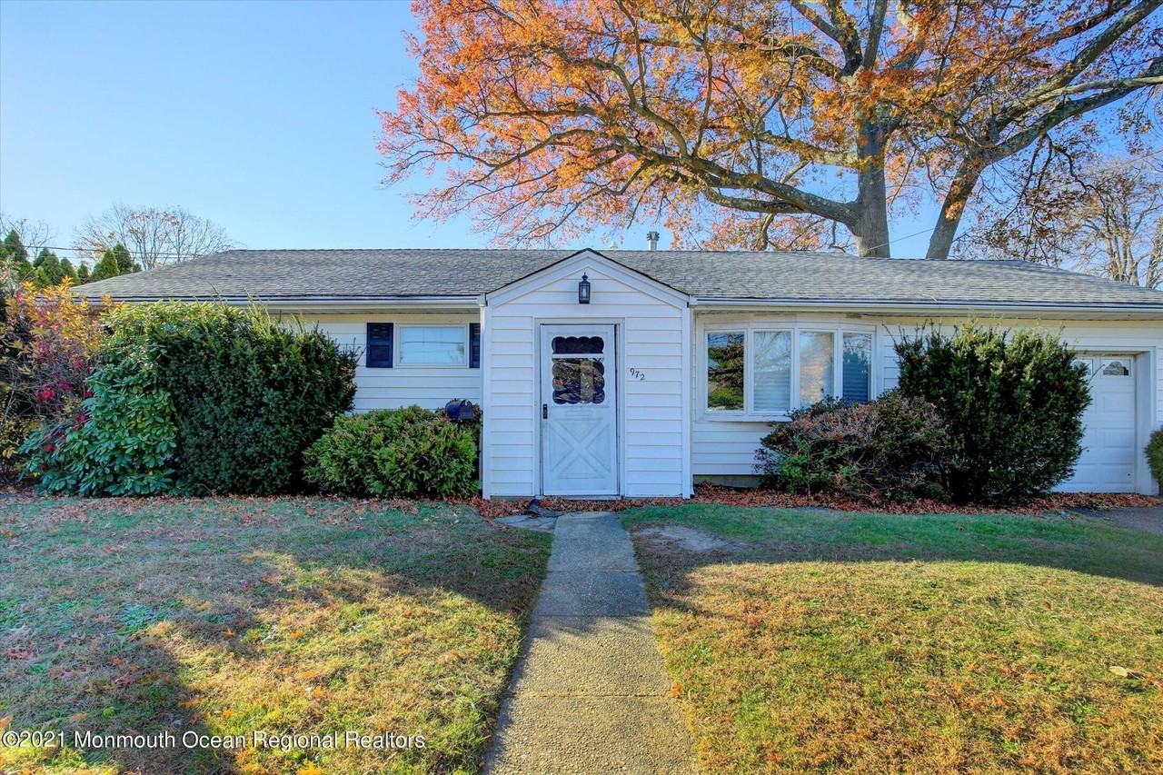 972 Woodgate Ave - Photo 2 of 20