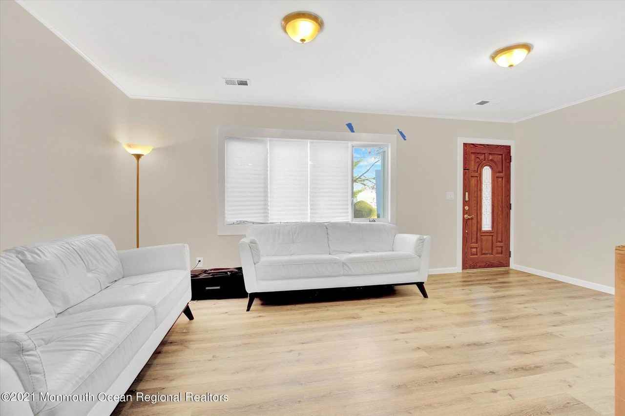 972 Woodgate Ave - Photo 3 of 20