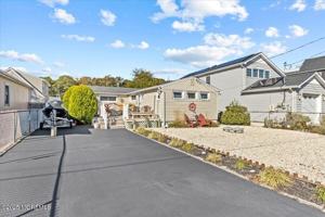 featured image of 4 Cedar Crest Dr