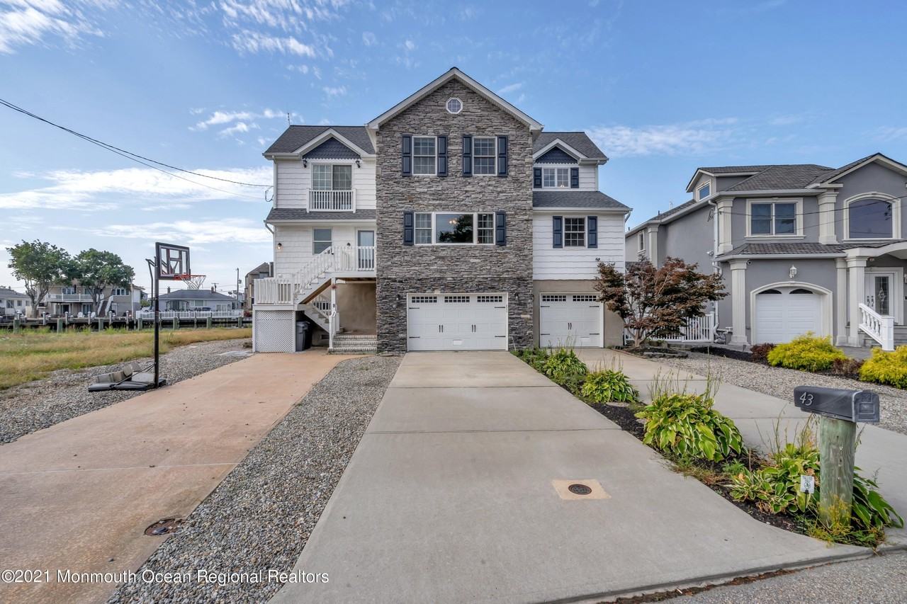 43 Woodhaven Rd - Photo 3 of 50