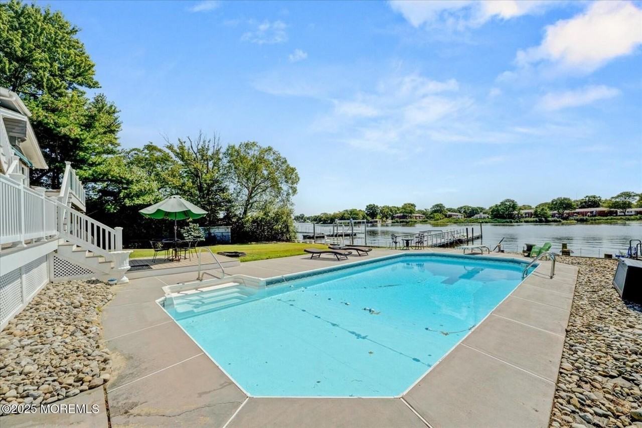 74 Seneca Pl - Photo 3 of 45