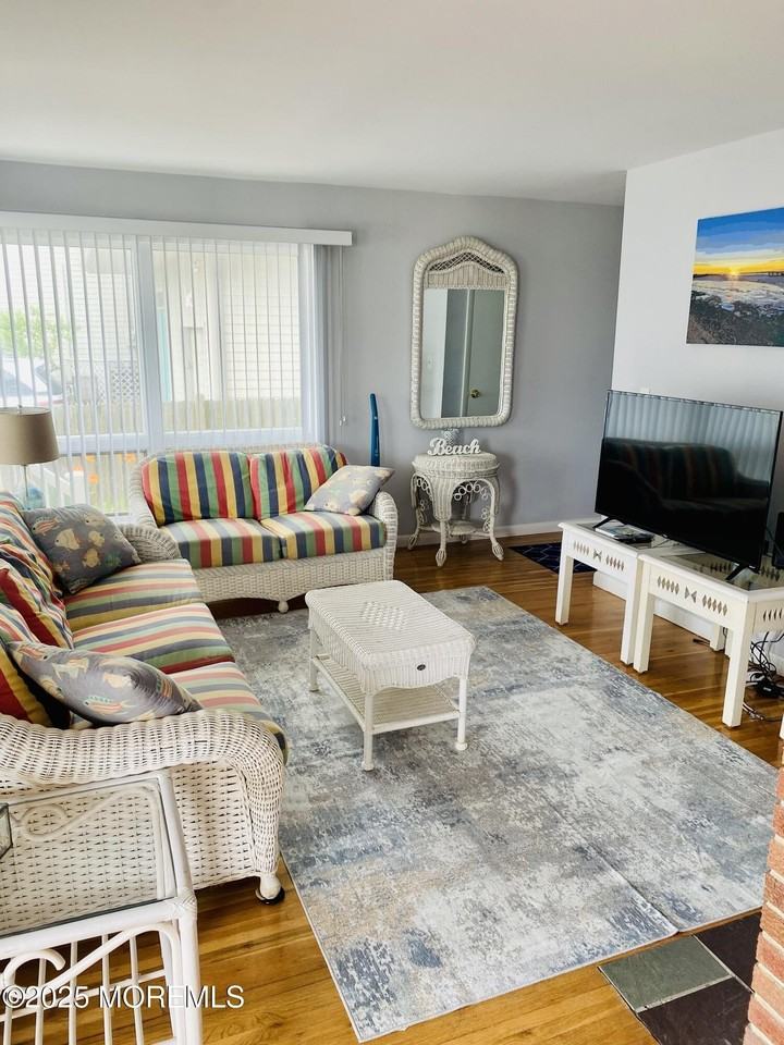 4 4 Camden Avenue unit: Winter - Photo 3 of 13