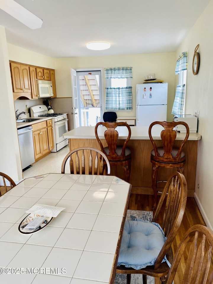 4 4 Camden Avenue unit: Winter - Photo 5 of 13