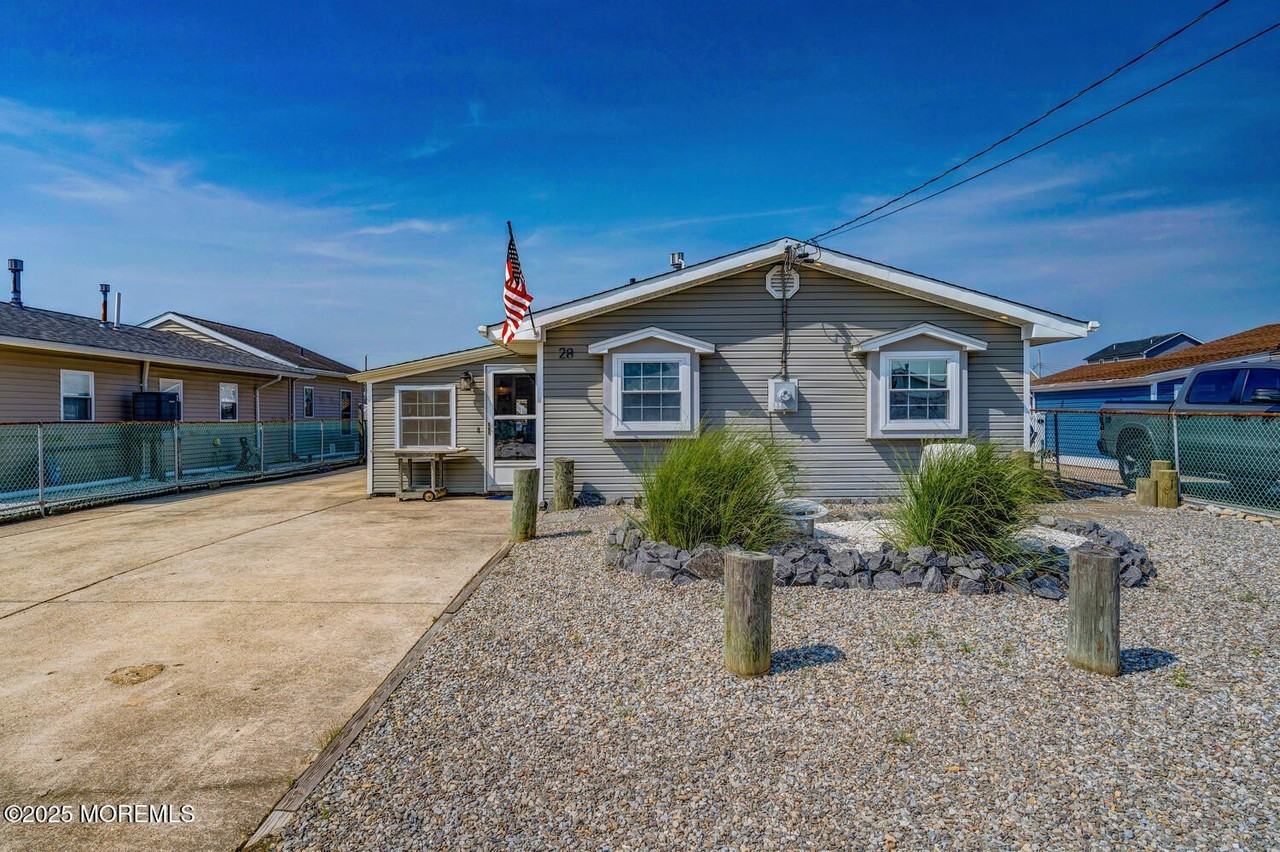 28 S Los Angeles Dr - Photo 3 of 37