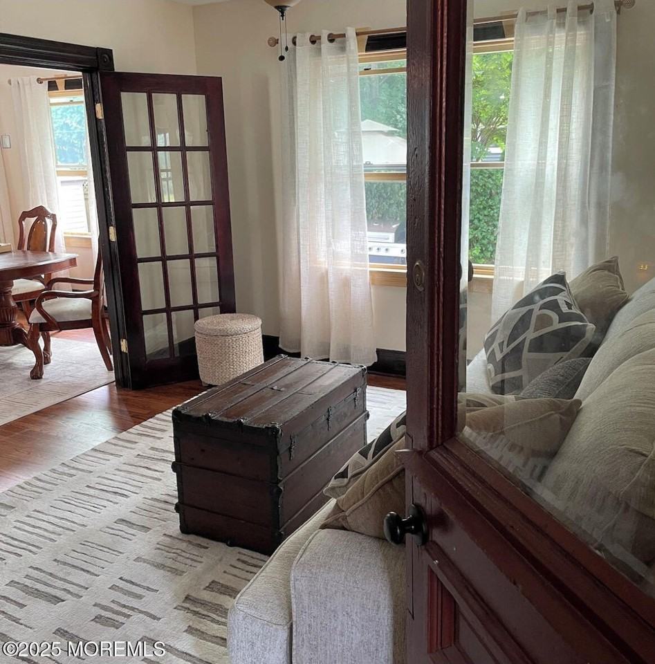 1302 Comstock St - Photo 2 of 12