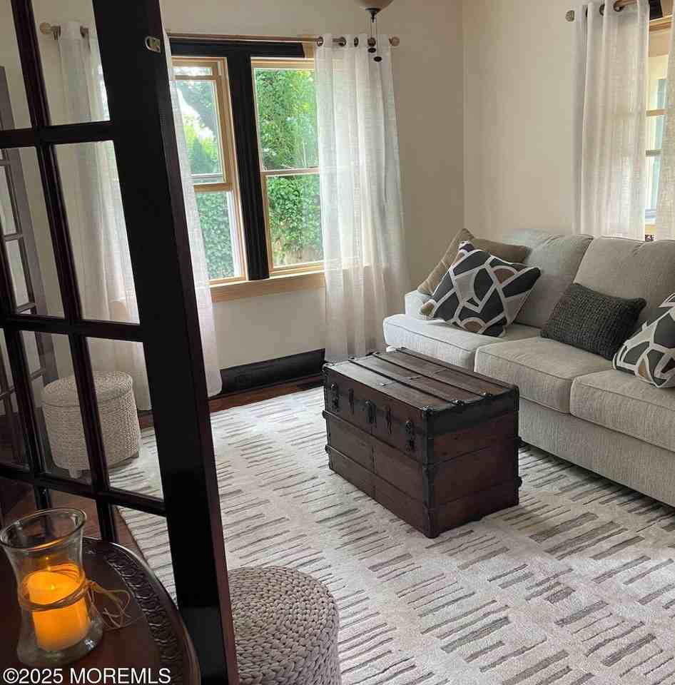 1302 Comstock St - Photo 3 of 12