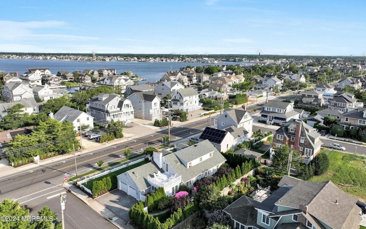 919 Ocean Ave - Photo 3 of 37