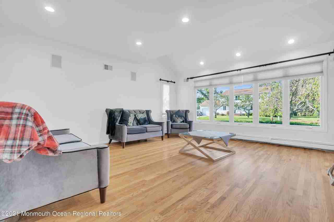 45 Roslyn Ct - Photo 2 of 35