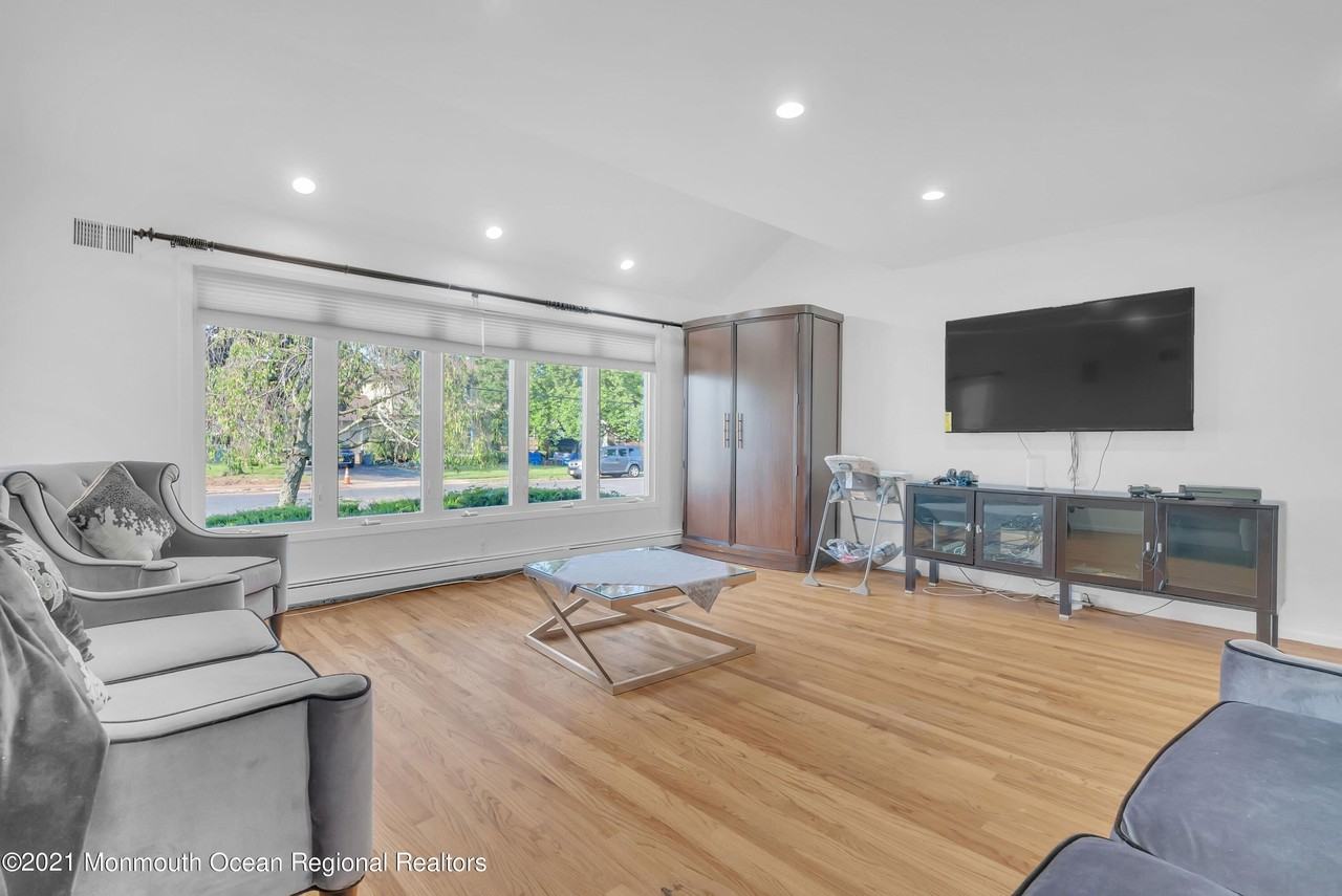 45 Roslyn Ct - Photo 3 of 35