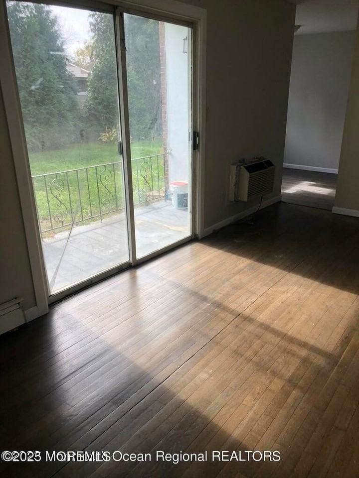 735 Greens Ave Apt 18a #18A - Photo 3 of 7