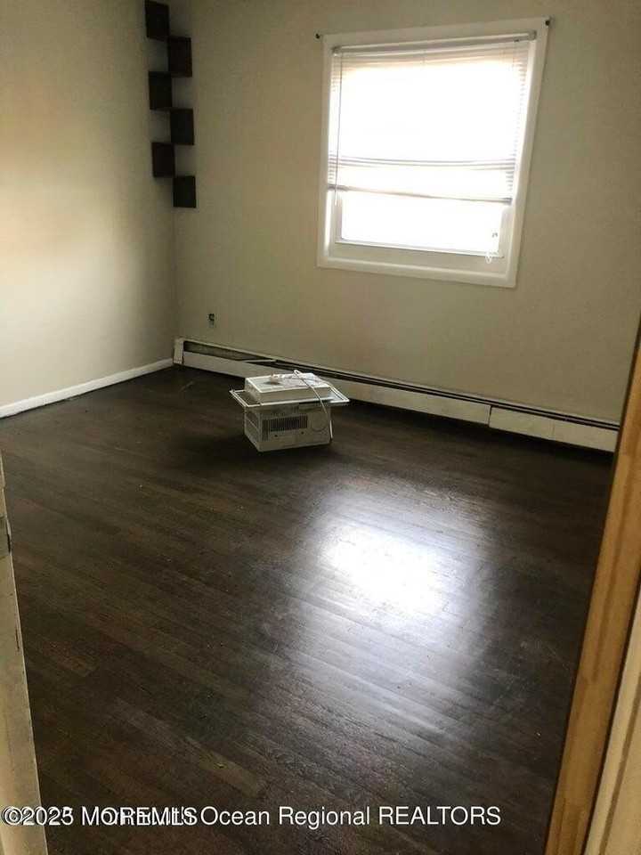 735 Greens Ave Apt 18a #18A - Photo 5 of 7