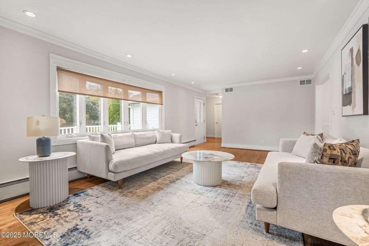 351 Hollywood Ave - Photo 4 of 34