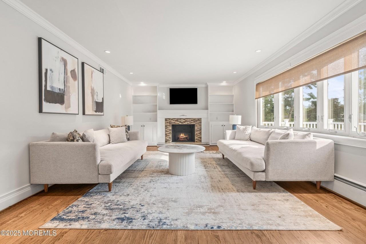 351 Hollywood Ave - Photo 5 of 34