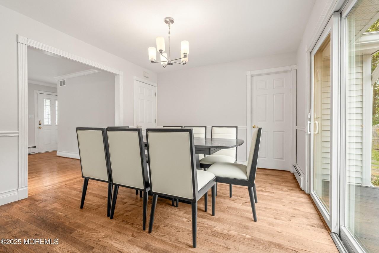 351 Hollywood Ave - Photo 6 of 34